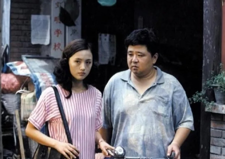 1998年，导演沈好放筹拍《贫嘴张大民的幸福生活》。半夜两点钟，他接到投资方的电