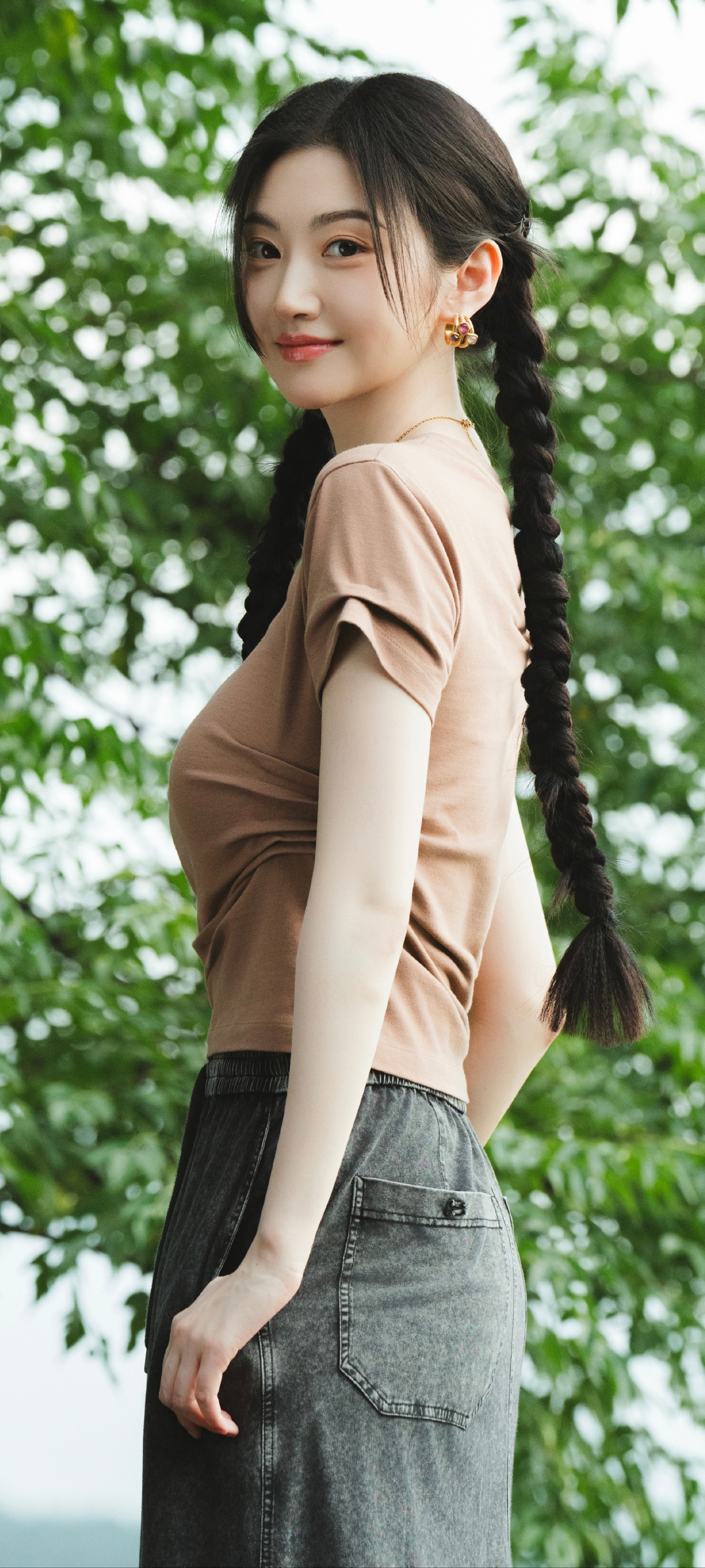 景甜全新穿搭壁纸：夏日麻花辫甜姐上线。景甜