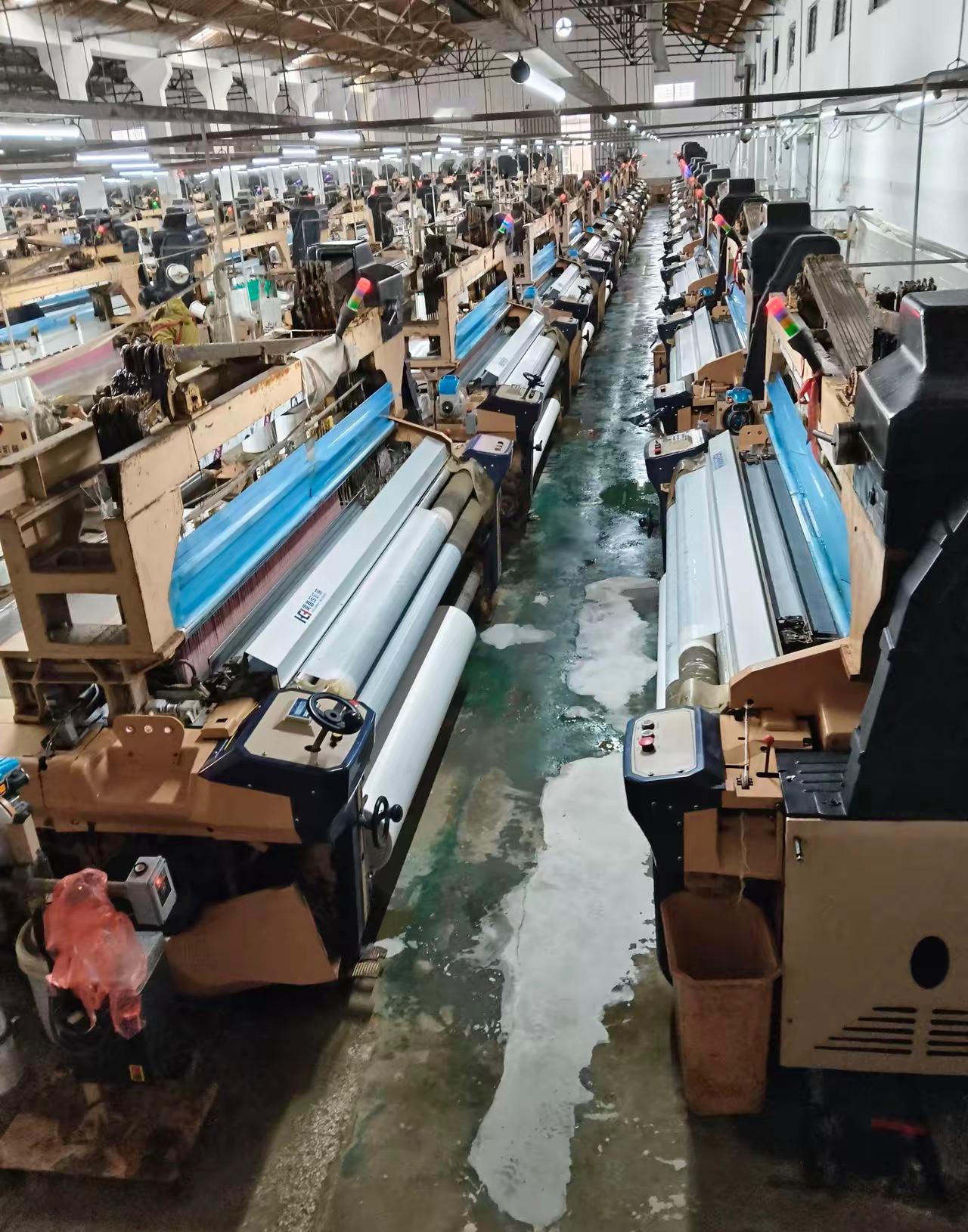 今天我们厂里开工了。老板娘在群里发布消息:由于行情不好，咱们工厂今年织布工每个人