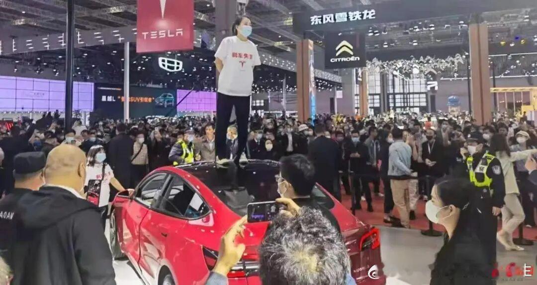 特斯拉为什么不参加车展特斯拉自从2021年车顶女维权事件后，就伤透了心，再也不参