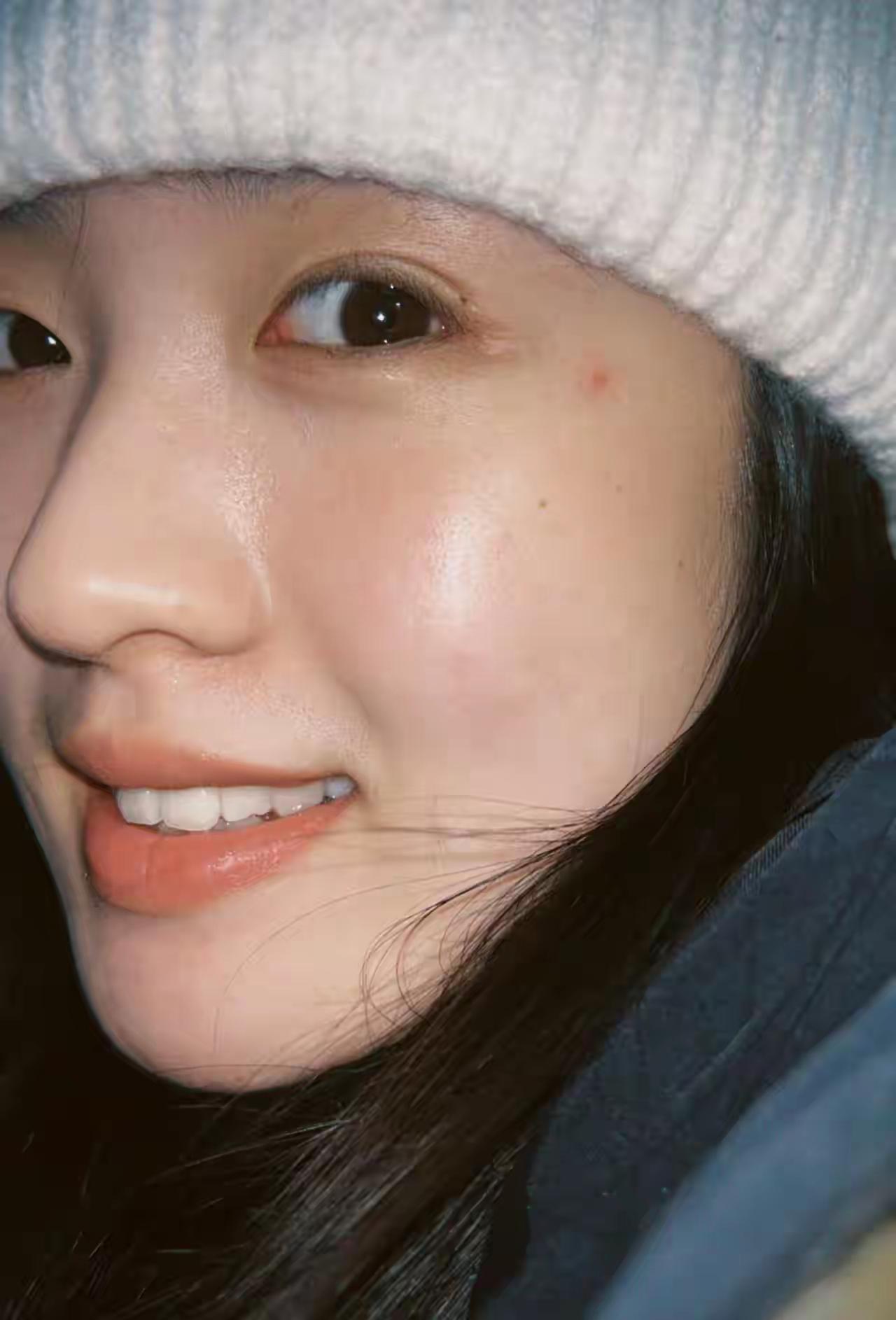 笑容甜美，治愈。爱笑的人运气不会太差