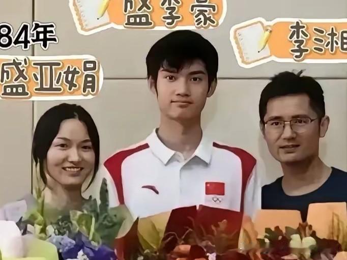 她是盛李豪的母亲盛亚娟，42岁，江苏张家港的普通工薪妈妈，和丈夫在工厂上班。盛李