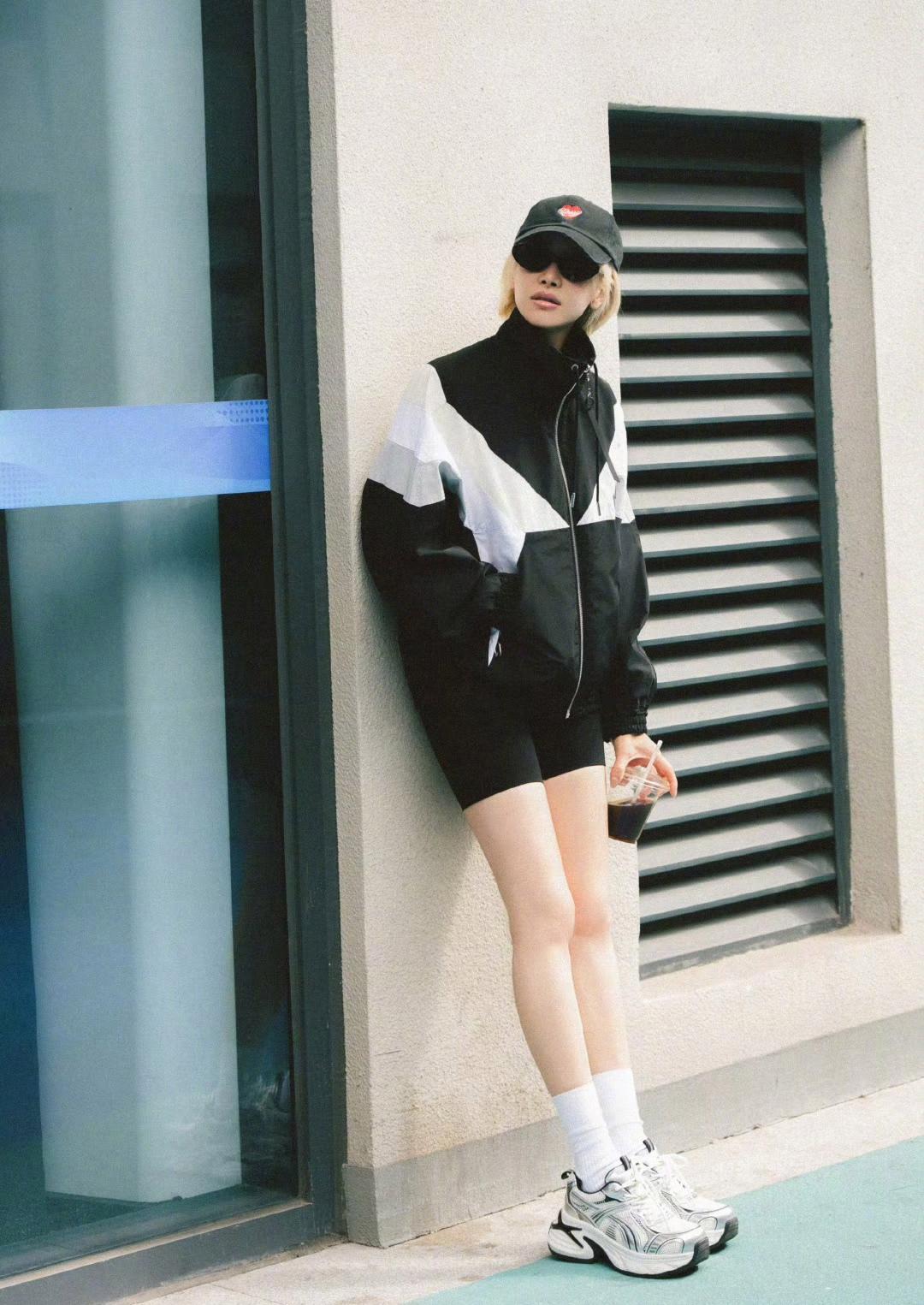 宋茜街拍穿搭来咯，哇，潮酷感十足，瞬间成为春天里的一道独特风景线，让人挪不开眼！