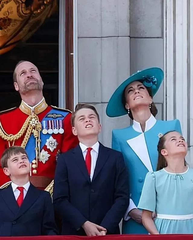 英国凯特王妃一家五口亮相皇家阅兵仪式，全家福幸福笑容真的太甜啦。凯特王妃大大