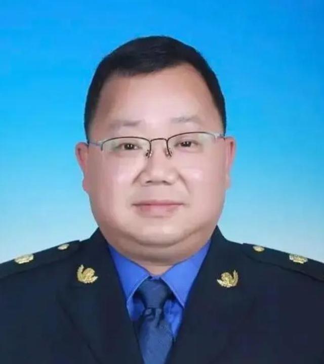 安徽一名副镇长因为穷得揭不开锅，偷偷跑去兼职开网约车，结果接单时被出租车司机当场
