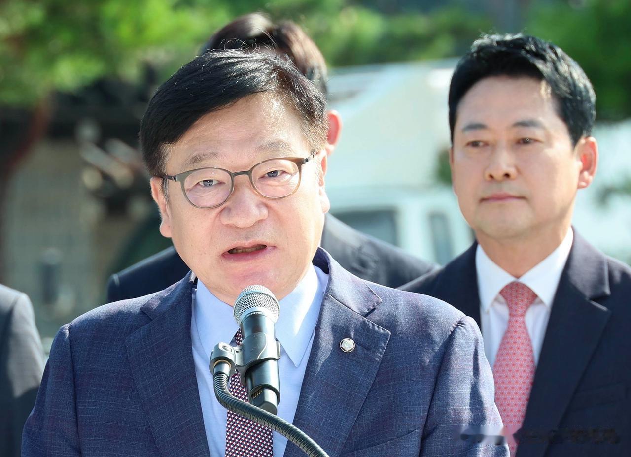 8月7日，韩国国民力量党将近期股市大幅震荡的矛头指向总统府政策室长金勇范，公开呼