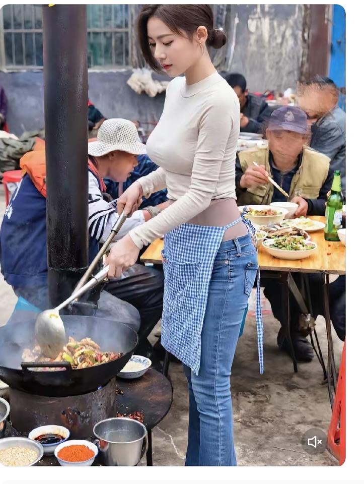 农村“大席”夏天农村办酒席；支个棚子好几桌；厨师都是村里人；做的饭菜真可