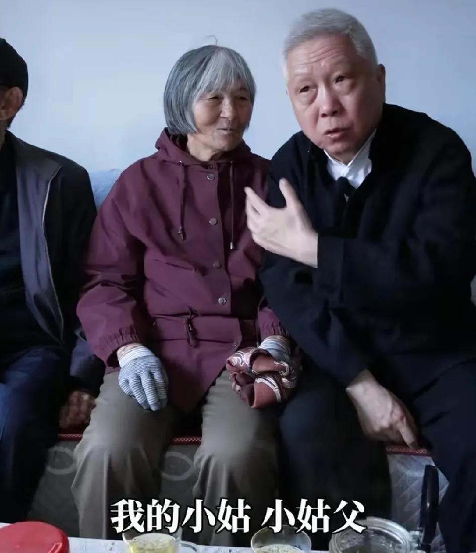 这位穿红色衣服的是马未都的姑姑，一辈子生活在山东荣成，她的大哥当兵那年她才刚出生
