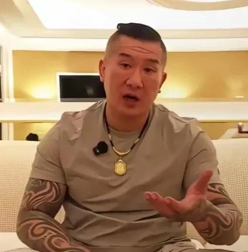 有人在网上支持台湾网红馆长参加九·三阅兵观礼大直播。简直是开玩笑，想都别想，没那