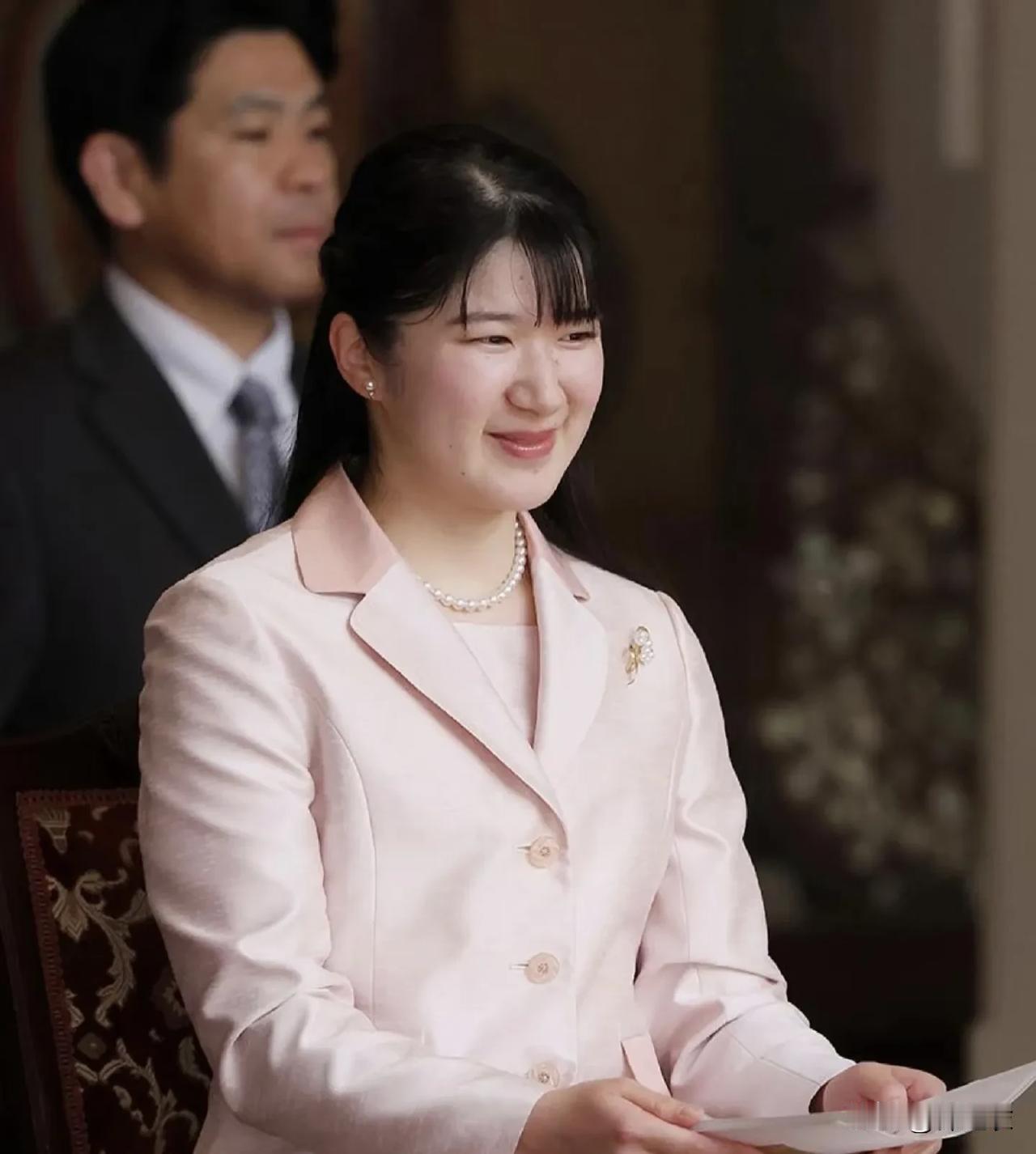 爱子公主的长相虽然称不上特别漂亮，但是她身上的气质却给人一种稳重妥帖的和亲切真