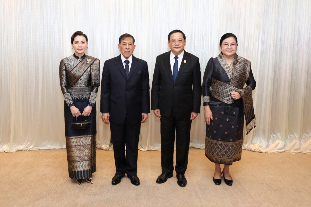 3月17日，泰王和王后苏提达在出席老挝欢迎晚宴前，还特意会见了老挝总理赛西潘·西