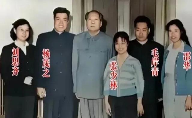 1962年，刘思齐带着新婚丈夫看望毛主席，注意看老人家的表情，没有一丝笑容。婚