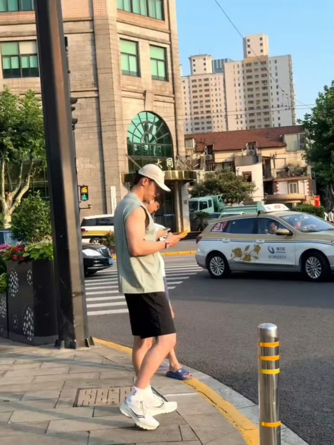 黄景瑜🐳夏日爱心站.黄景瑜重器“我最近有点低血糖。”“好像是因为太久没见你