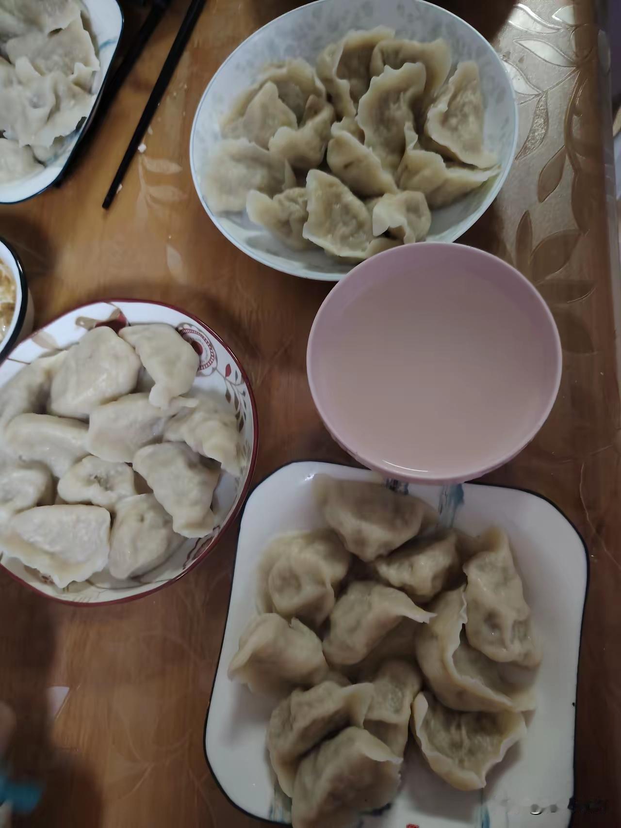 提前回家十分钟公婆的水饺暖了心刚到下班点，我比平时早溜了十分钟往家赶，一开