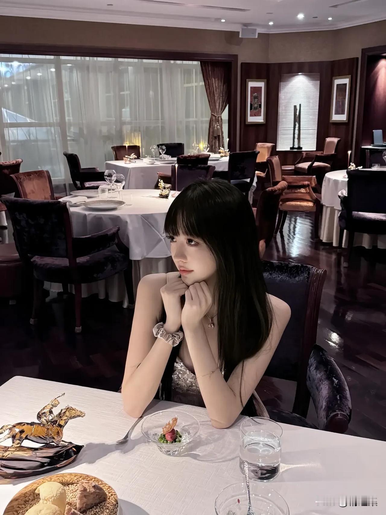 优雅餐厅里的少女，静待美食的到来