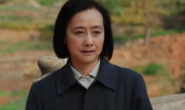 75岁的黄梅莹一场重病，才看清当初下嫁的穷小子金鑫有多狠。当年她演渴望红遍全国，