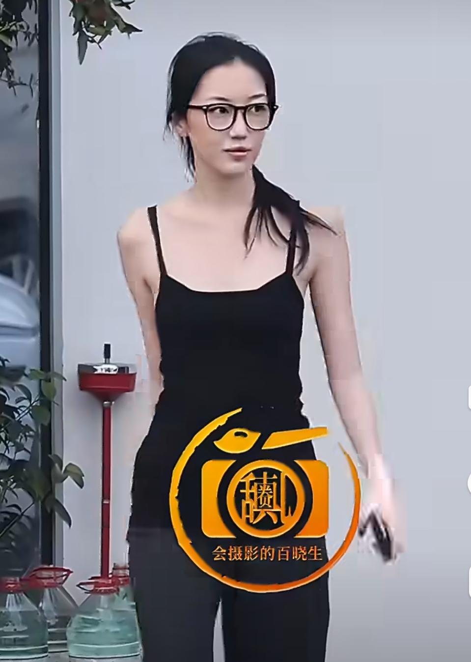 网友拍到李嫣的正面照，到底是天后生的孩子，这气质和颜值真的无敌了！说实话她的气