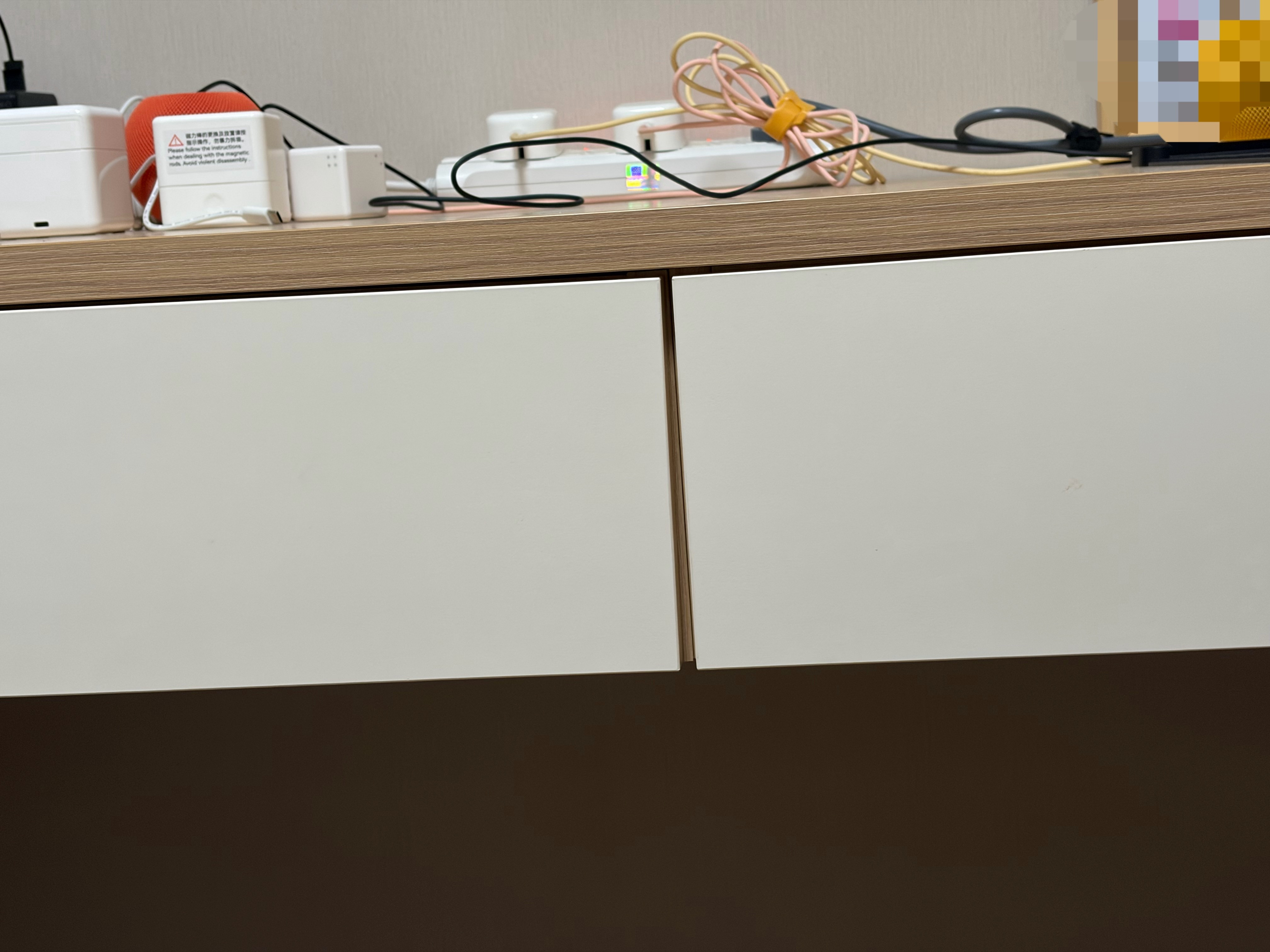 大家以后装修，千万不要装这种悬空的长桌子真的会撑不住，时间长了就往下弯我这桌子上