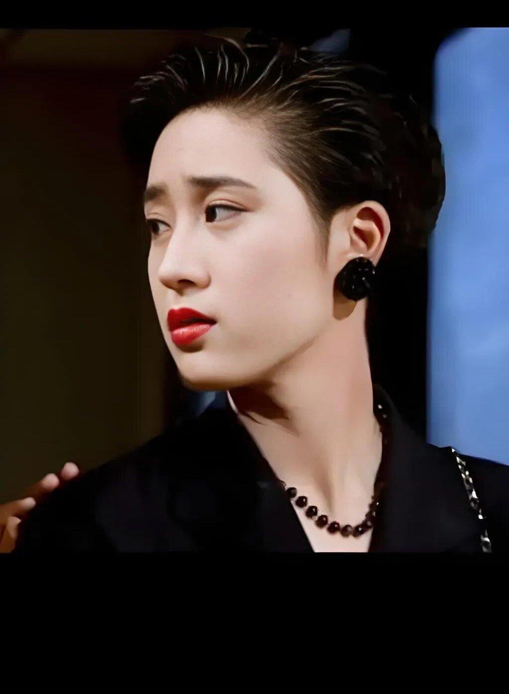 2008年，凭借港姐冠军出道的陈法蓉，被一位号称身家十亿的富商男友骗得团团转，最