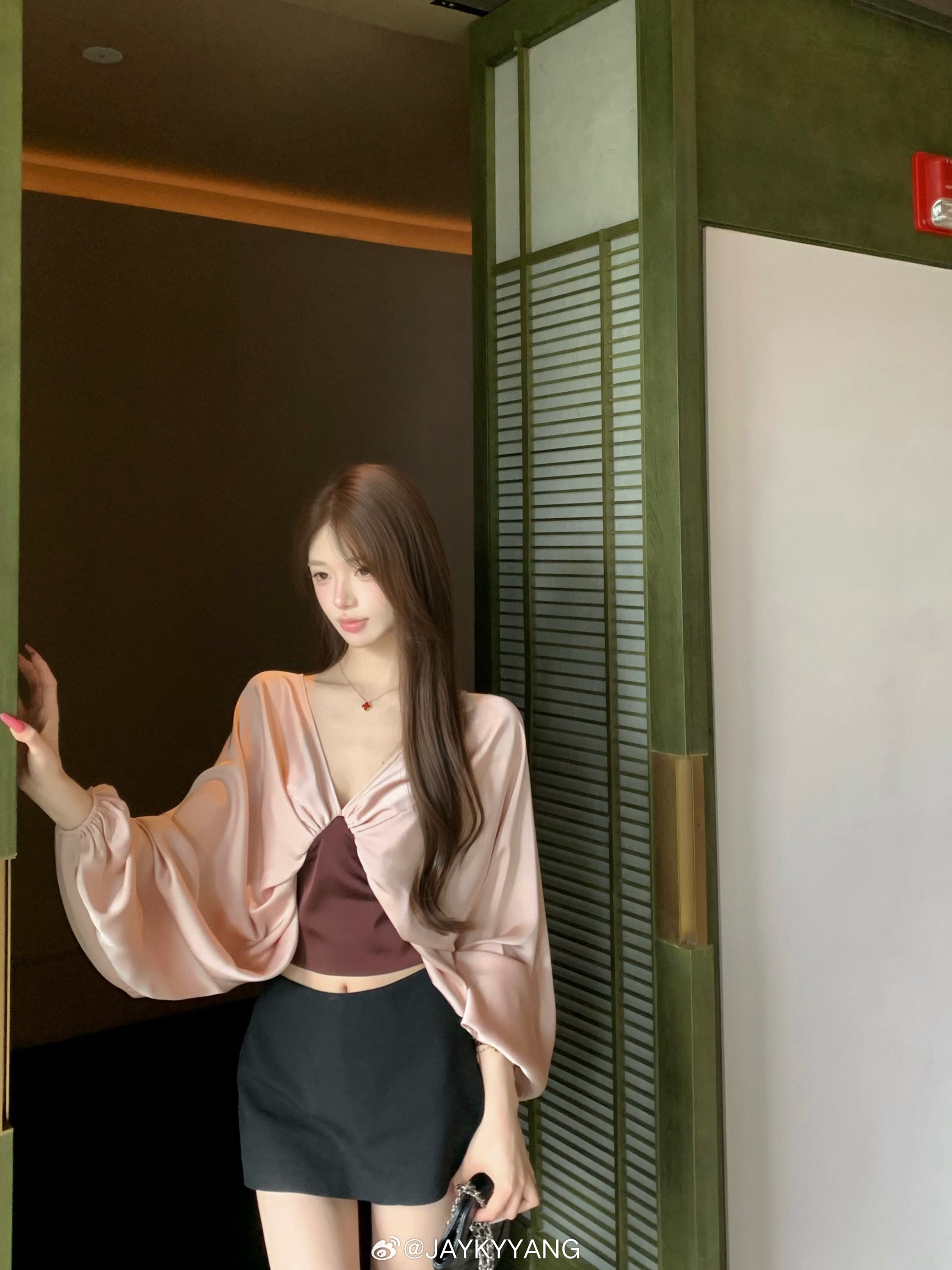 该怎么表达我对这件的爱呢实在美丽得让人移不开眼在原版的基础上做了一些小改动会更