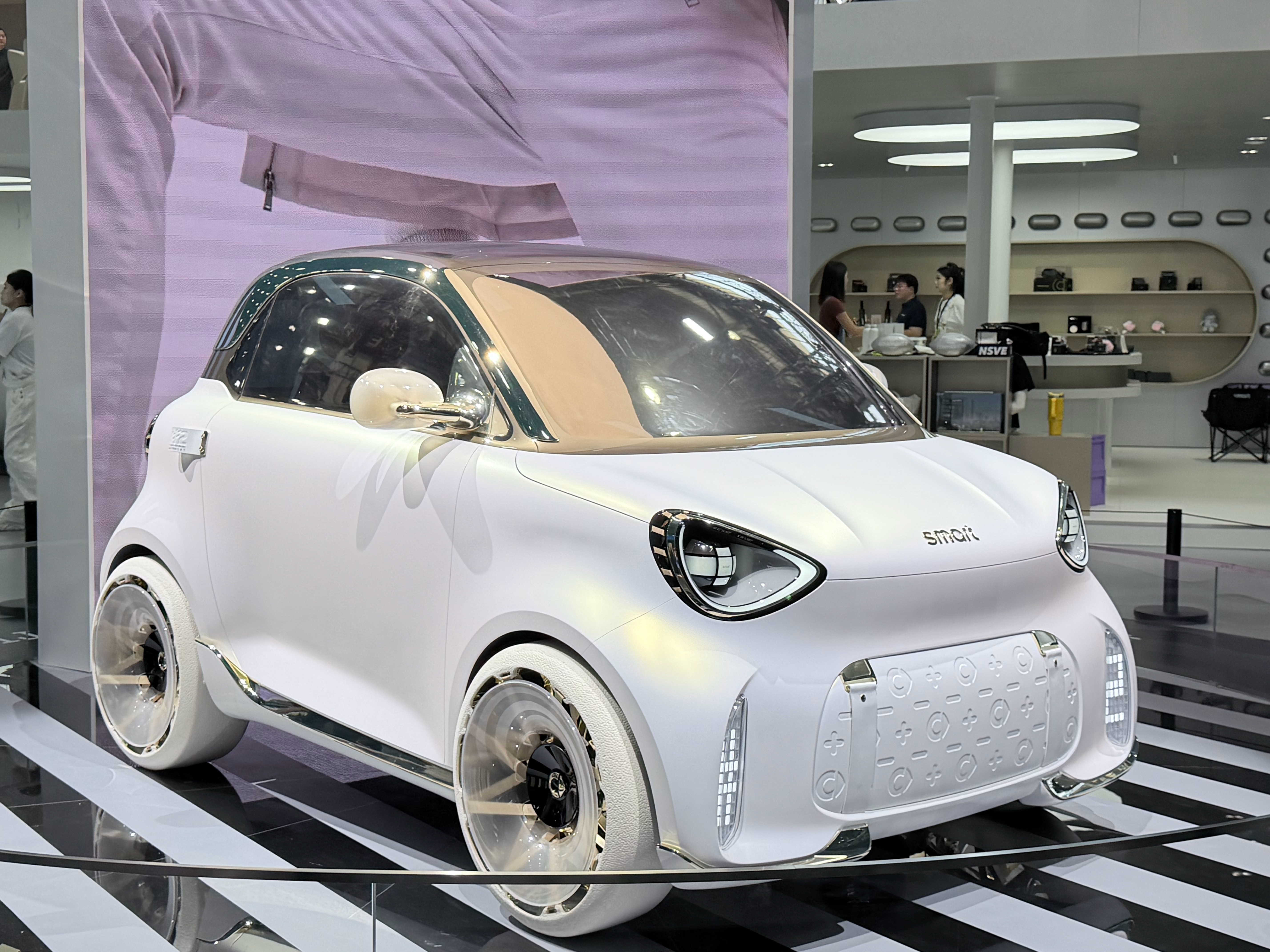 smart精灵2概念车，看着好Q！这个轮毂做的好好看，真有种玩具车手办上路的感觉