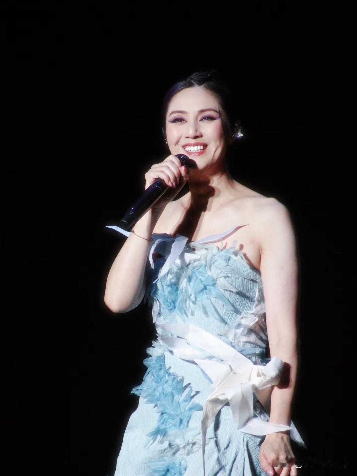 香港火灾，杨千嬅红馆演唱会不取消不是因为她没有同情心而是因为她给出了更好的解