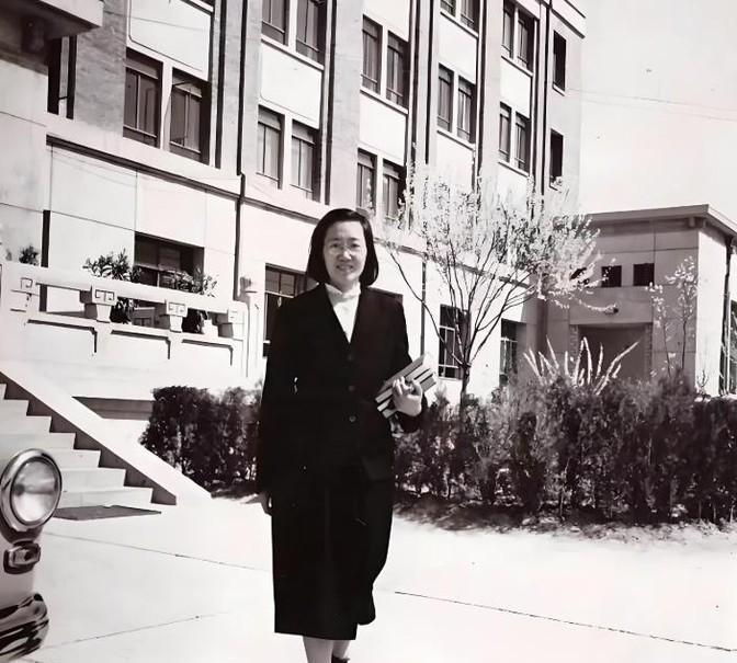 1956年，北大才女王承书一家登船回国，被美国工作人员要求开箱子、脱下衣服。没想