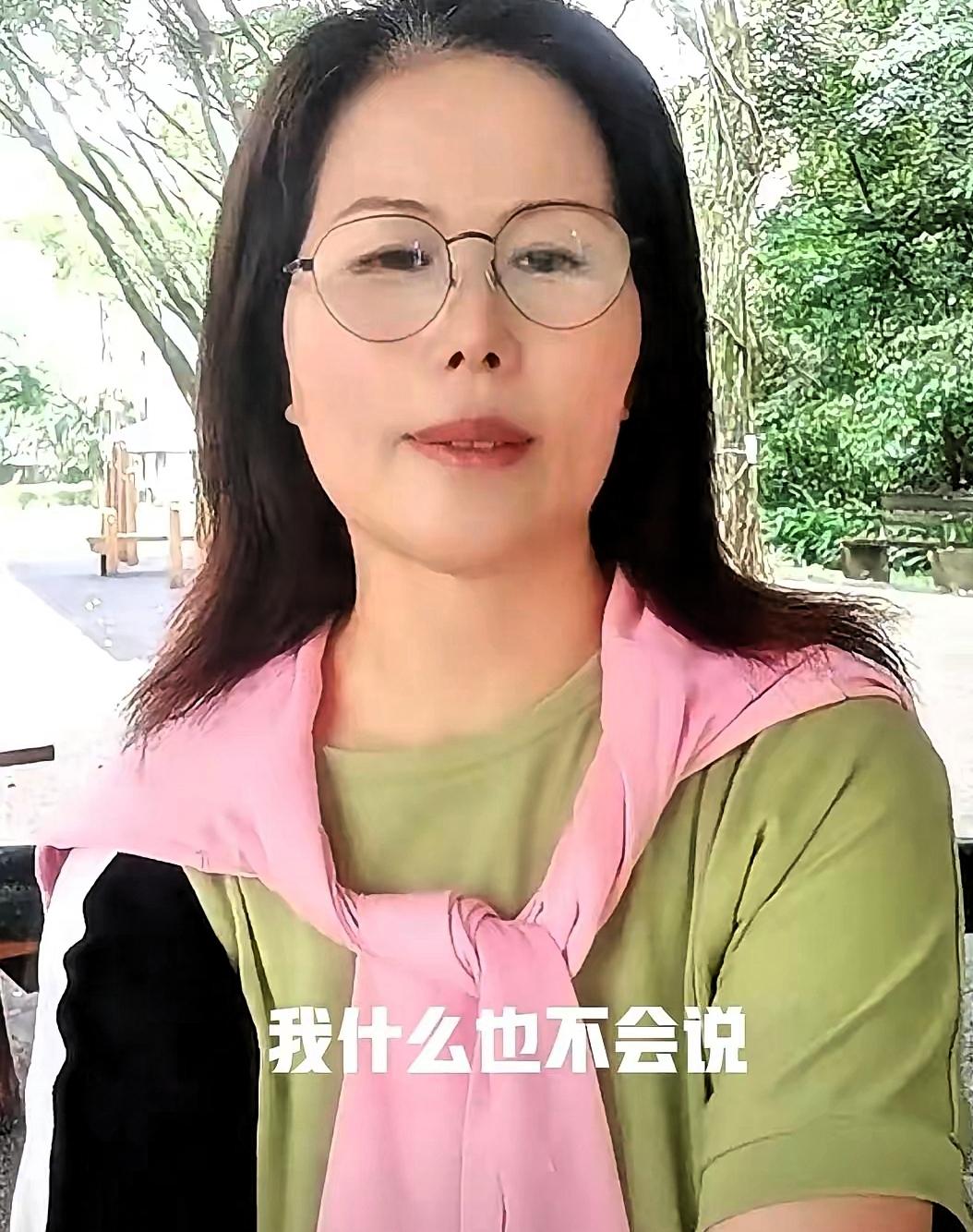小杨阿姨要走了，她对着镜头说了，工作结束了，很多人都看着她，小玥儿小霖霖服务期，