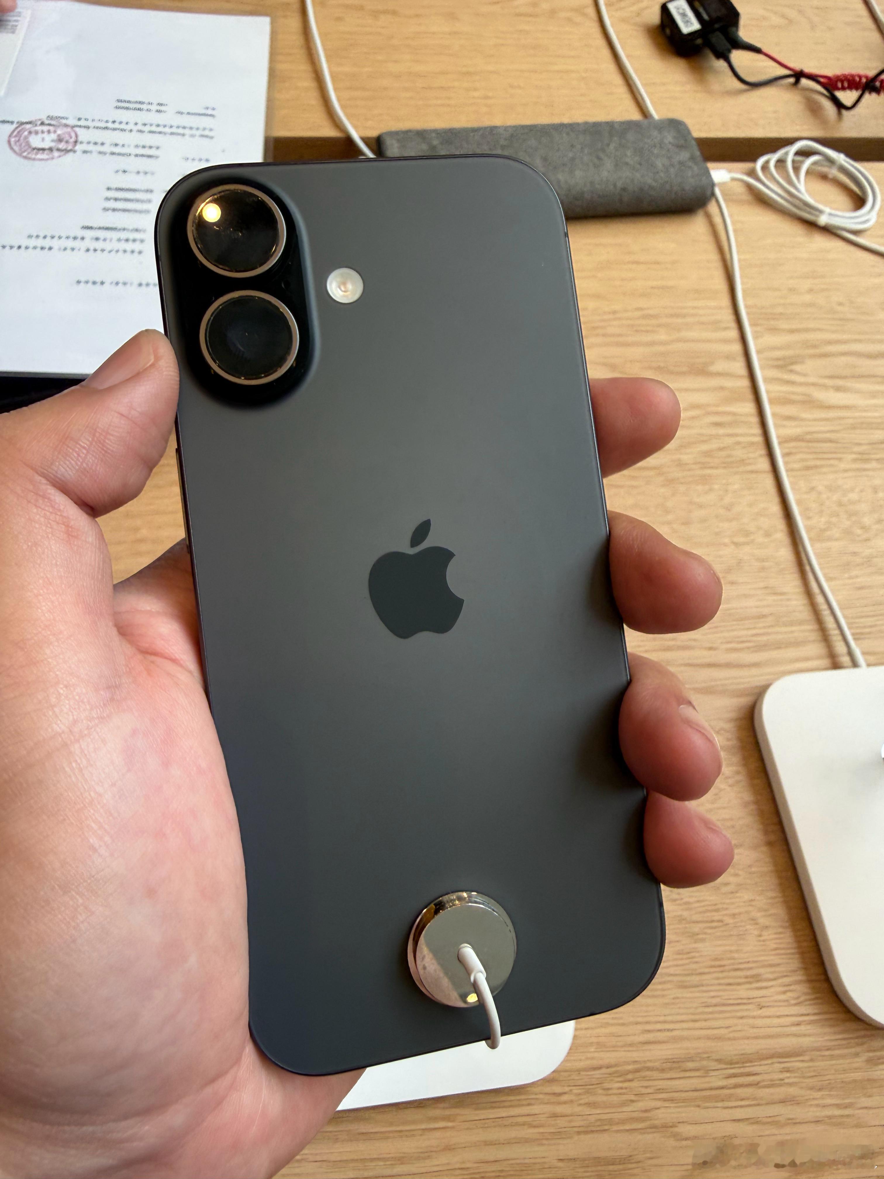 iPhone17标准版系列原图直出，黑色、白色、鼠尾草绿色、蓝色、薰衣草紫色。