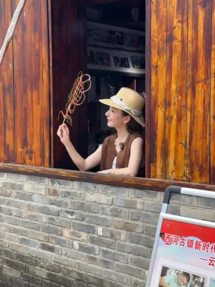 偶遇方媛回安徽老家拍宣传照，打扮时髦漂亮，网友大赞本人超美