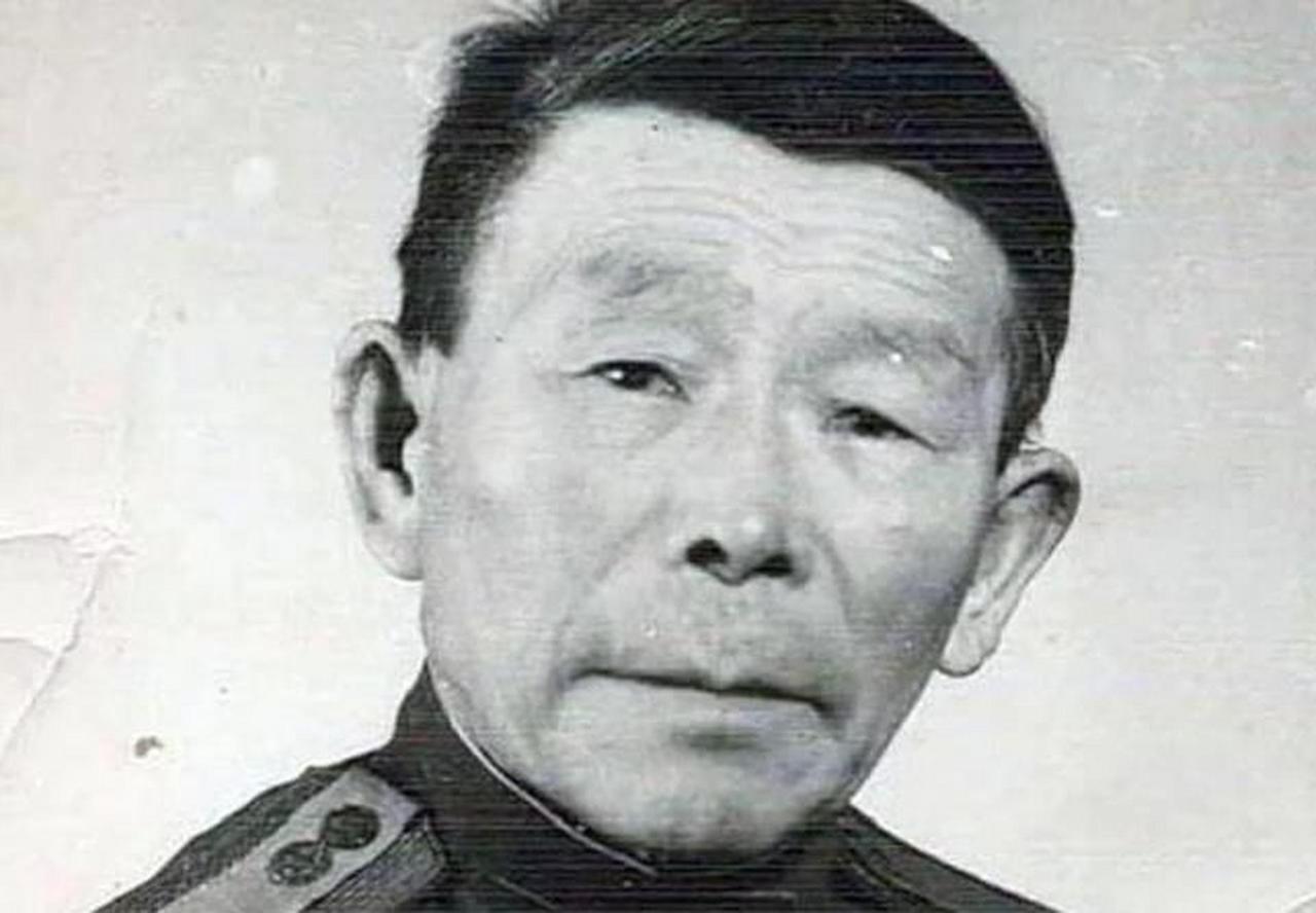 1941年，一个身材矮小的木匠进了苏联红军，当了个火头兵。谁都没想到，这个俄语都