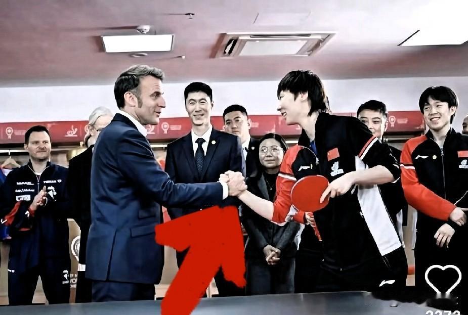 王曼昱握手玄机：右手来于礼，左手碗，松弛藏在球拍。王曼昱的握手照又引发了大家的