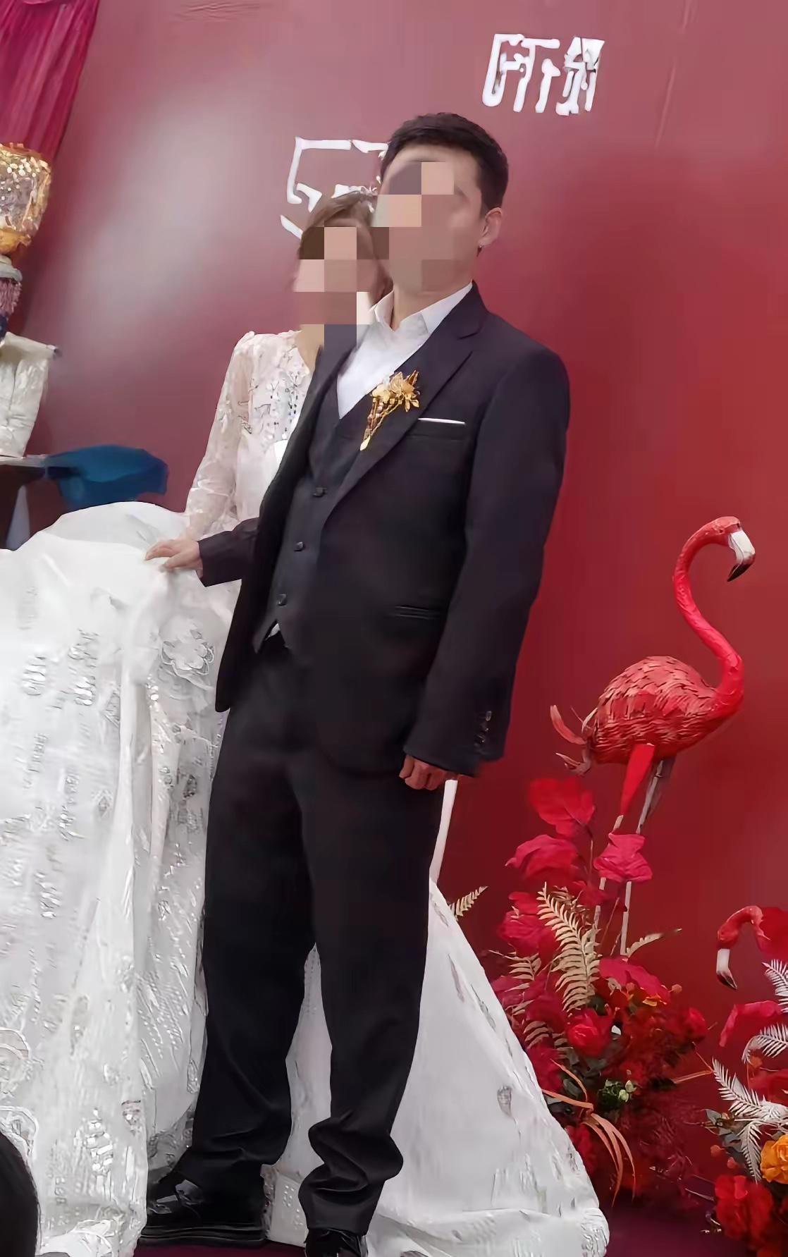 这场婚礼，简直是把世俗的脸打得啪啪响！​新娘是上海的主治医生、北京博士；新郎是