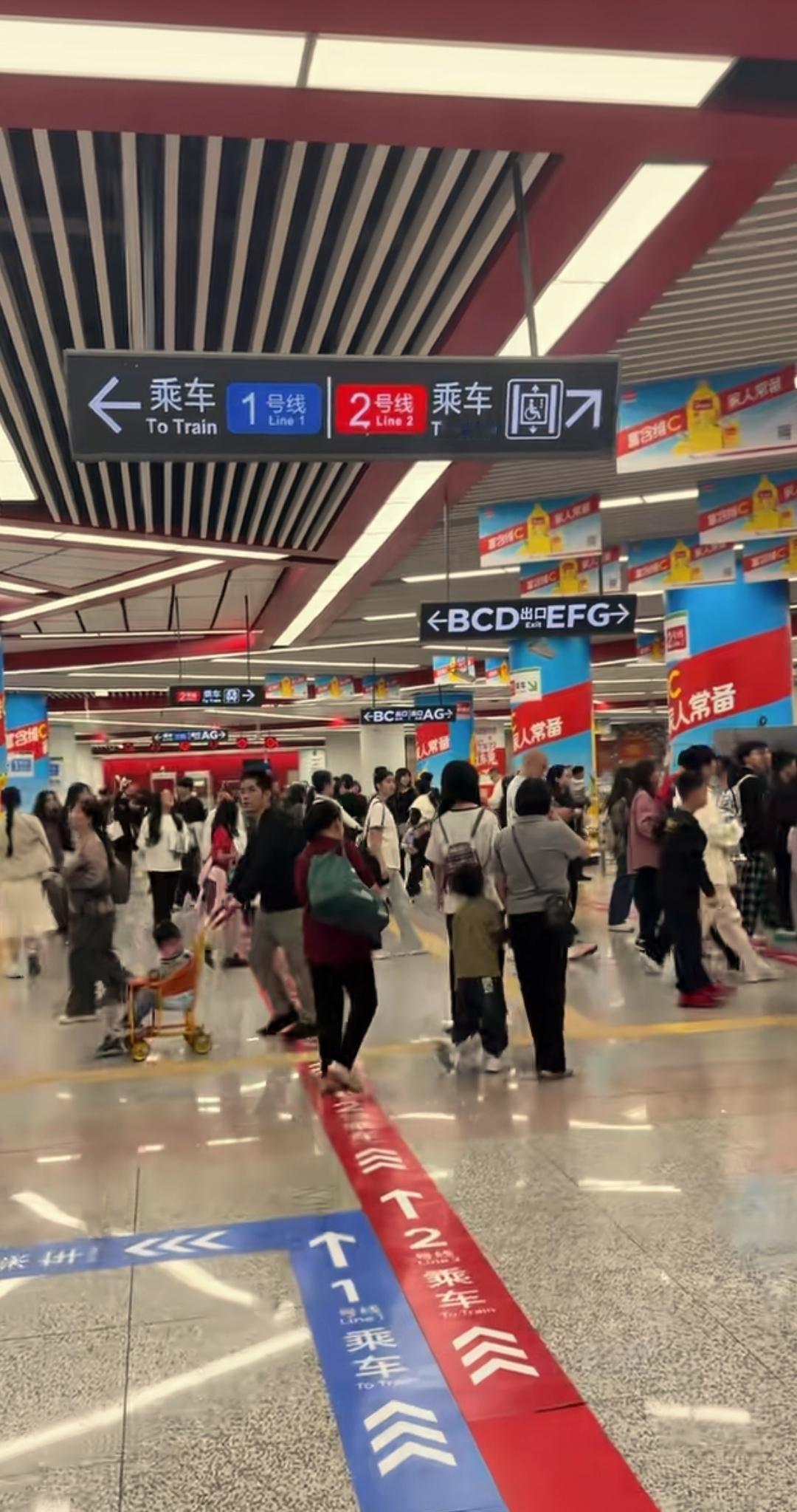 自从东莞地铁1号线开通后，坐地铁的人确实比过去增加了好几十万，居住在松山湖的居民