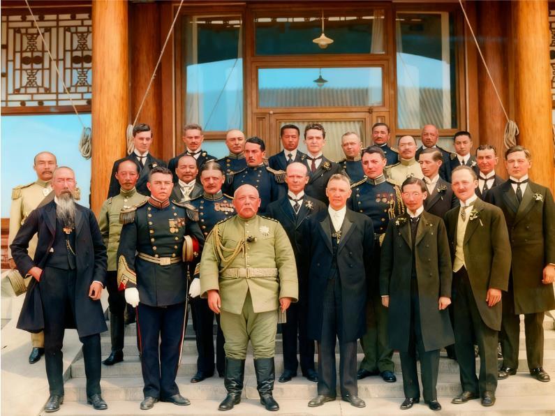 1913年10月10日，北京总统府（今中南海新华门）前，这张照片定格了中国近代史