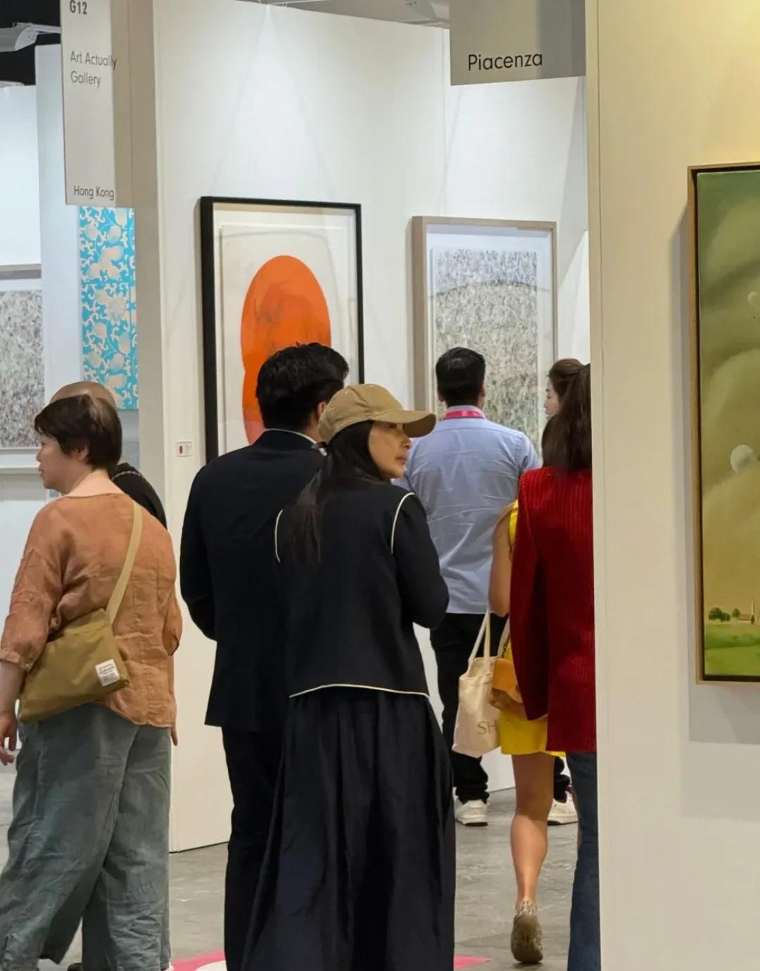 香港偶遇郭晶晶夫妻俩看艺术展，俩人私底下真的是好恩爱，几乎全程都是手挽着手。郭