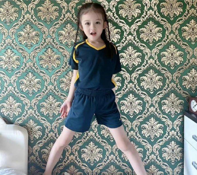 樊少皇女儿又白又好看，好像小时候的迪丽热巴......