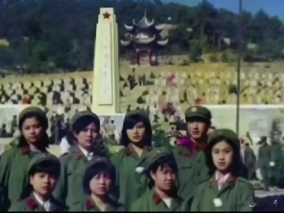 1985年麻栗坡烈士陵园，一群女兵陵园留下珍贵的合影。1985年的麻栗坡烈士陵