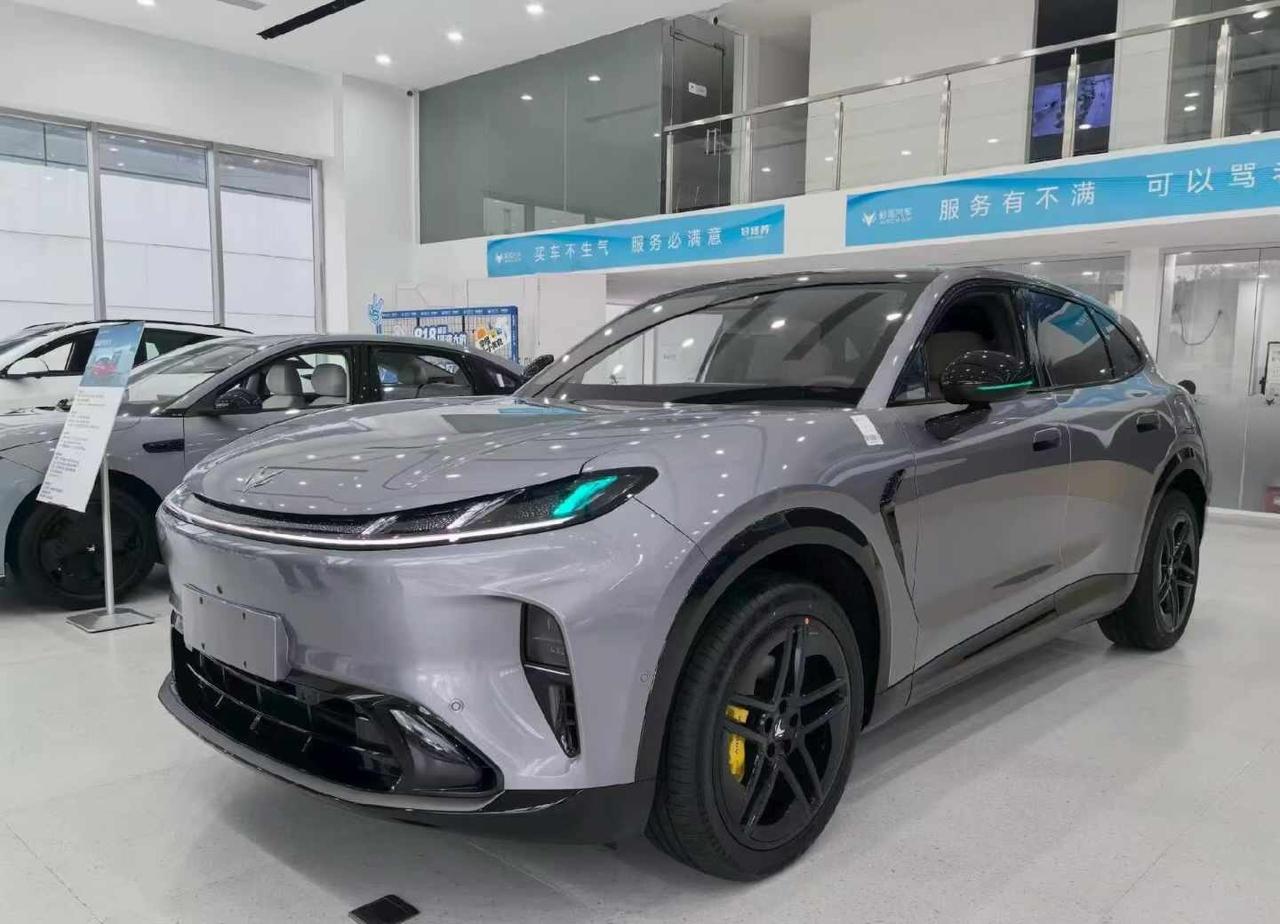 极狐阿尔法T7，科技与实力兼备极狐汽车极狐阿尔法T7极狐阿尔法T7，三联屏