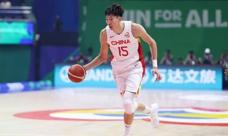 中国男篮队内训练强度挺大啊，周琦又练得旧伤复发去美国进行康复治疗了。国家队内线没