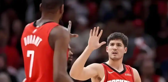 火箭最好的选择就是，从这赛季余下的比赛开始围绕小谢来打。以小谢为核心在实战中去