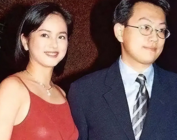 <em>叶蕴仪</em>怒揭前夫真面目，倒贴嫁“伪豪门”太惨了