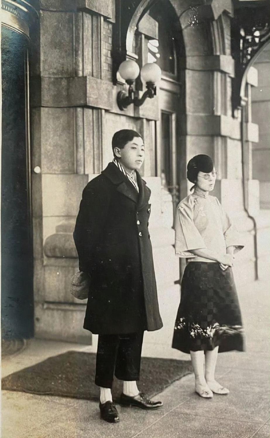 1927年天津，26岁的张学良（少帅）和16岁的赵一荻（赵四小姐）合影。1927