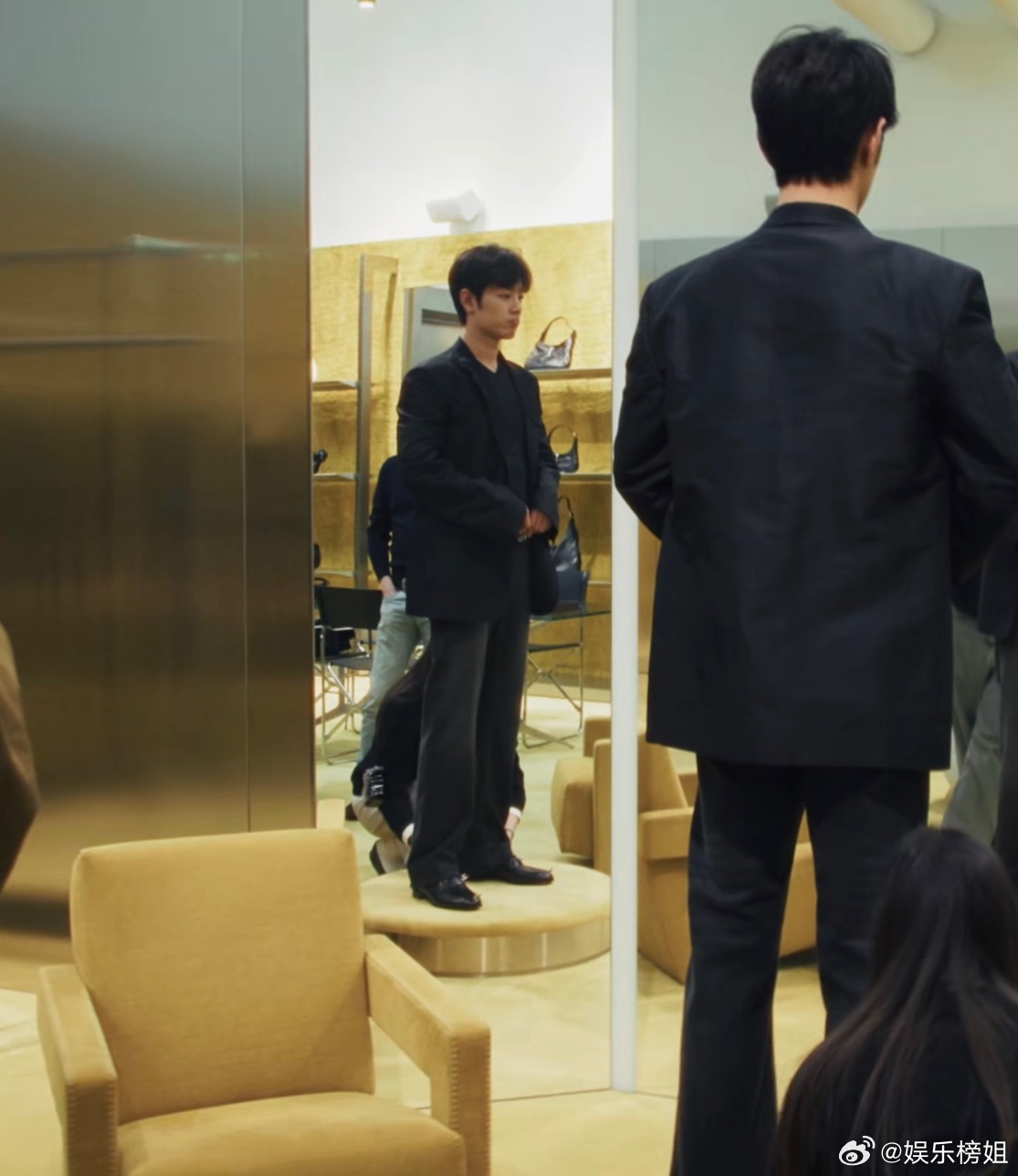 肖战试衣服时的表情这件西装确实不如秀场那风衣酷！肖战这张脸啥心思都藏不住瘪瘪嘴以