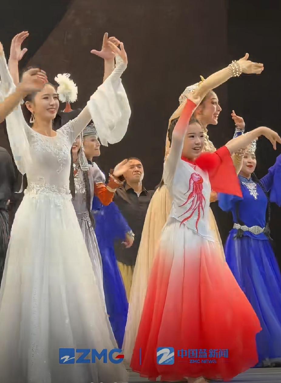 董嫙女儿小酒窝，人很漂亮、又大方又可爱，台风又好，真的很适合舞台，唯一一点不好的