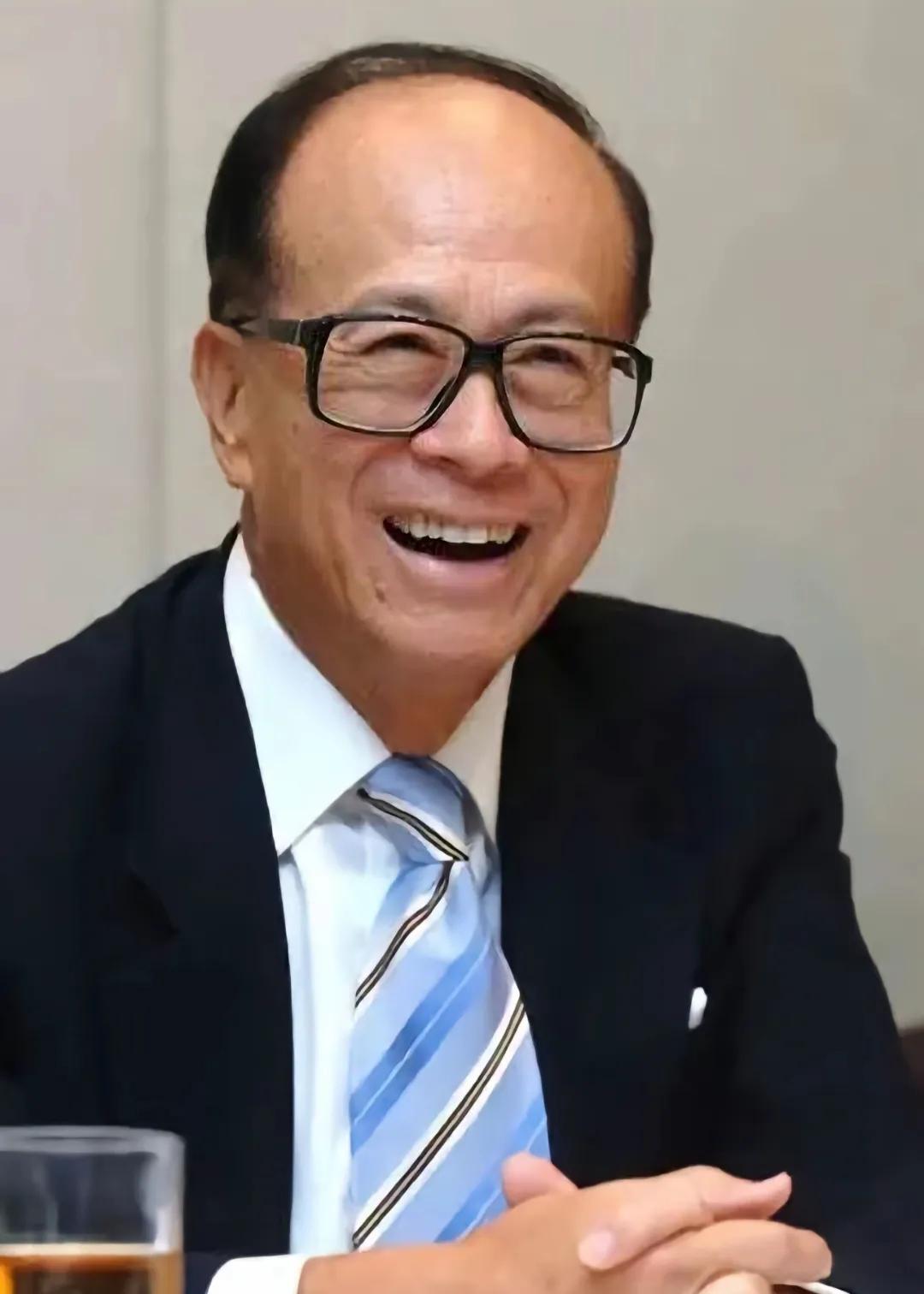 李嘉诚最近他不仅要把大湾区的400套房子低价出售，还要要把他住了几十年的山顶住宅