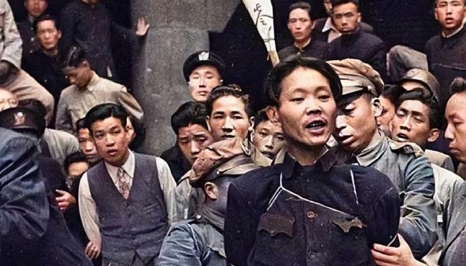 1947年，共产党员陈斌即将被敌人处决，他突然看到人群中有三个熟悉的身影，立马大