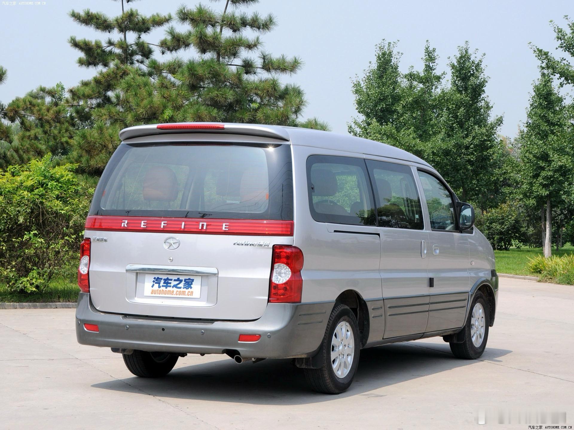 现在回看，会发现江淮给瑞风改款时，明显借鉴过日产的二代Elgrand……给三菱-