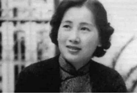 1912年，叶挺被迫娶了童养媳黄春，新婚夜，他被父亲警告，给我好好结婚，给叶家留