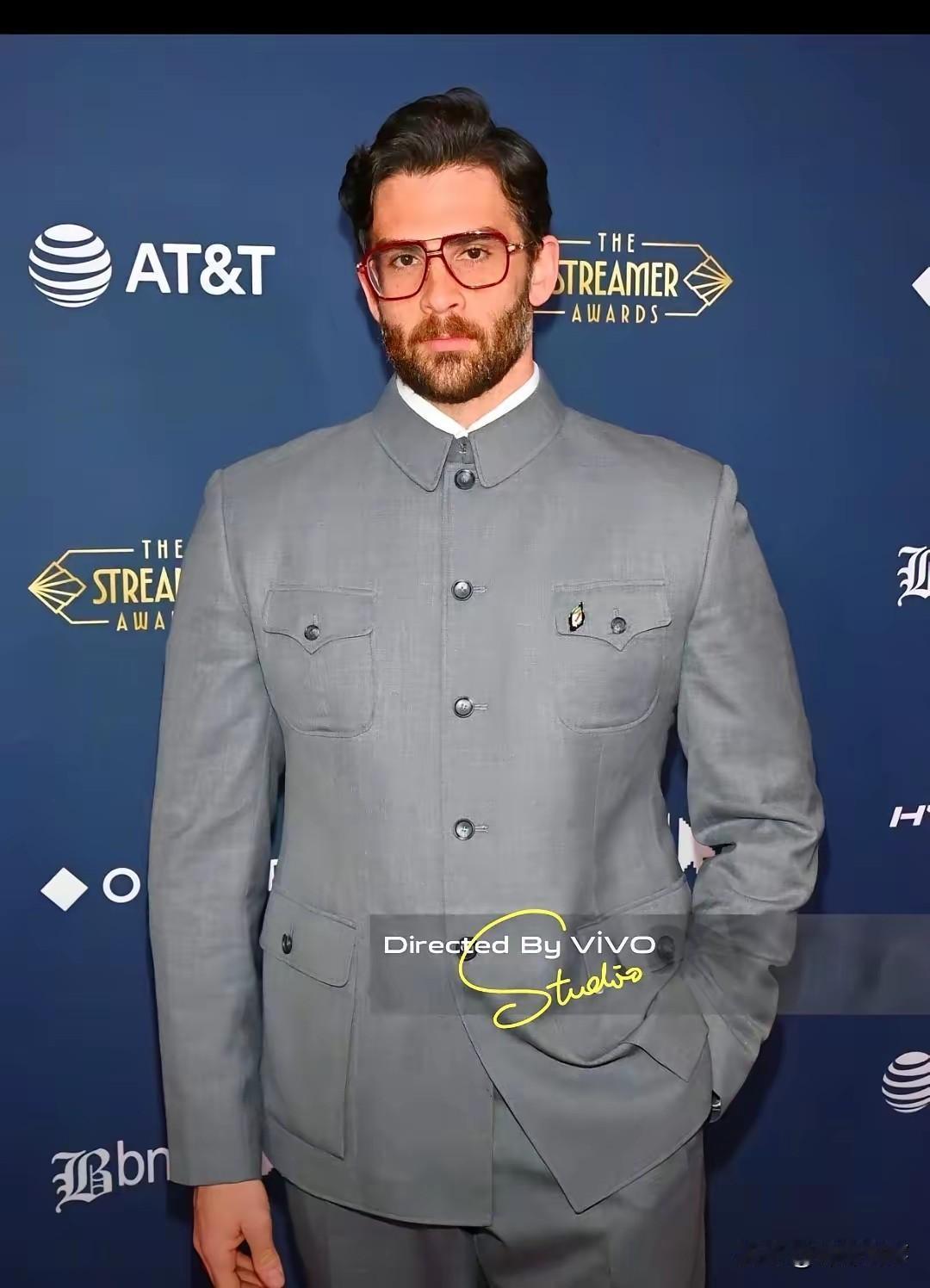 不看不知道，一看才发现中山装这四个口袋代表“礼义廉耻”，袖口三粒纽扣象征“三民主